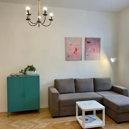 Nikki's Vintage In Old Town Apartman